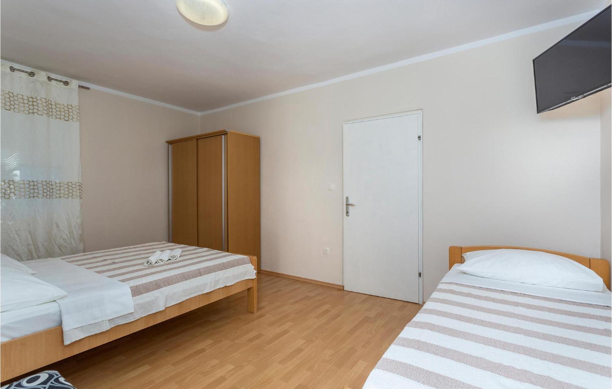 2 Bedroom Beautiful Apartment In Pinezici Exteriör bild
