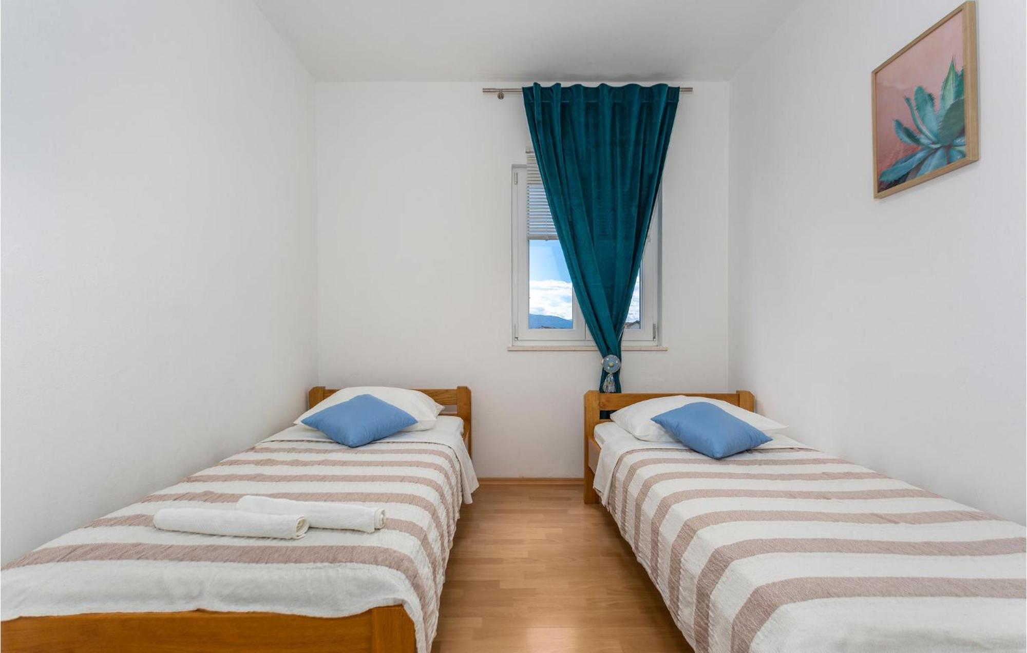 2 Bedroom Beautiful Apartment In Pinezici Exteriör bild